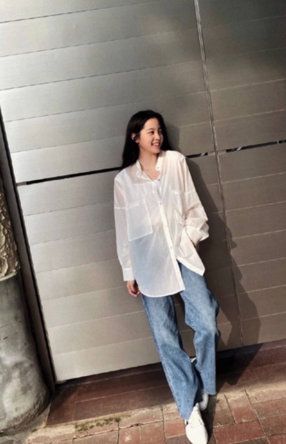 整体 欧阳娜娜“另类风”翻车！浮夸妆容让人看不懂，还是休闲风适合她