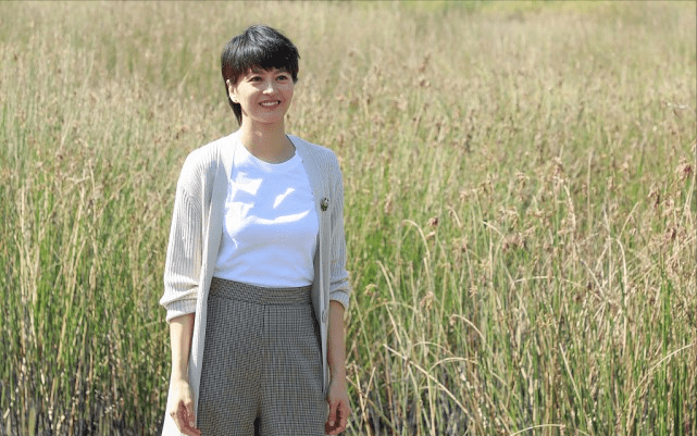 身形 梁咏琪快1米8的身高真加分，长针织衫配阔腿裤，身形看着挺高级