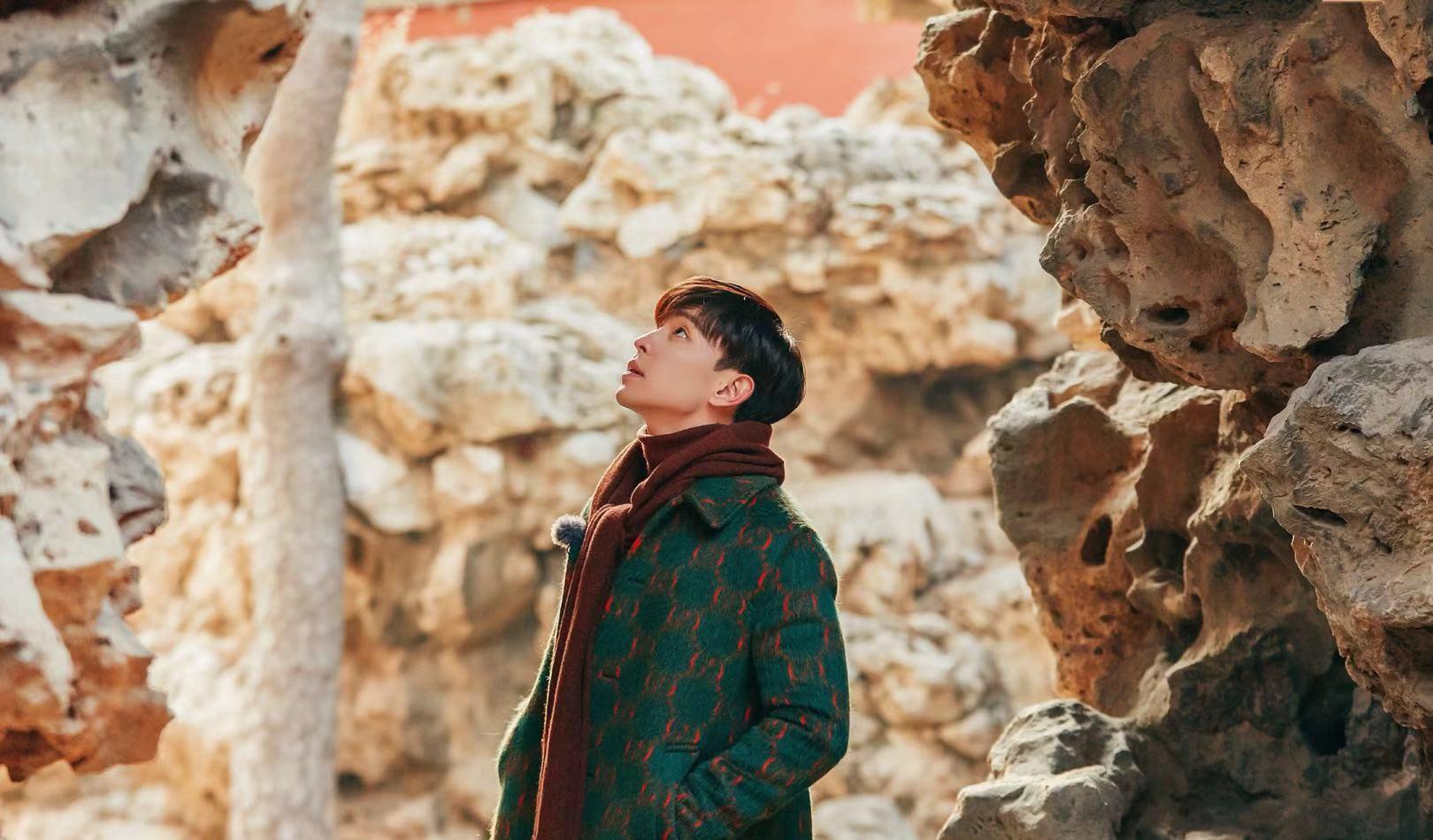 邓伦 邓伦大衣穿出新花样！红配绿不仅不难看，穿上之后帅气十足