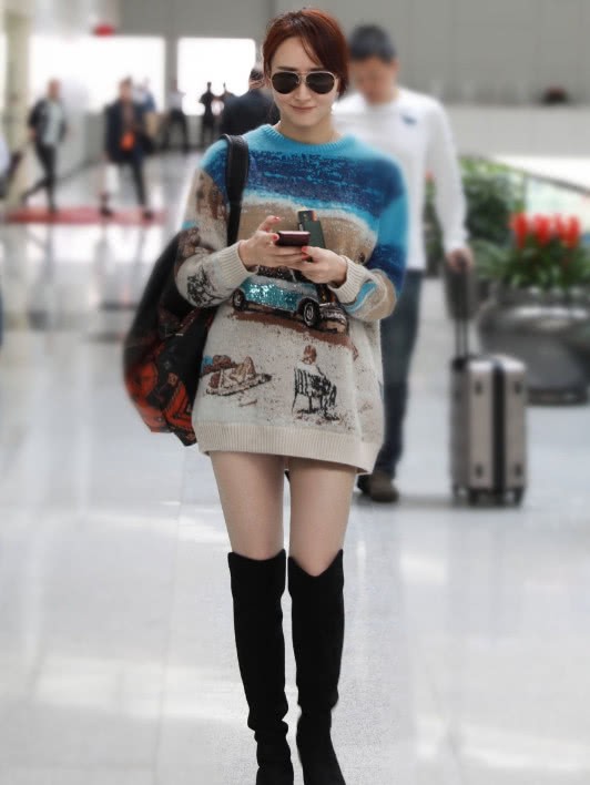 显得 胡静原装五官就是美!穿白T恤配橘色长裙,未施粉黛依旧女神范