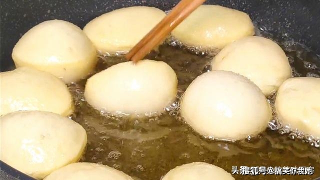 做法|早餐不要吃油条了，教你神奇做法，个个空心鼓大泡，15秒做一个