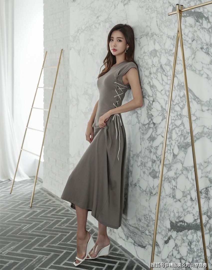 设计 简洁舒适的咖啡色连衣裙也能展现女性独特的魅力