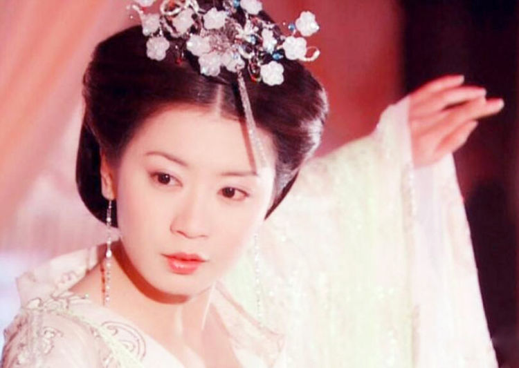 贾静雯 美人一袭黄衣,本以为赵丽颖、林心如够美,看到贾静雯:惊为天人