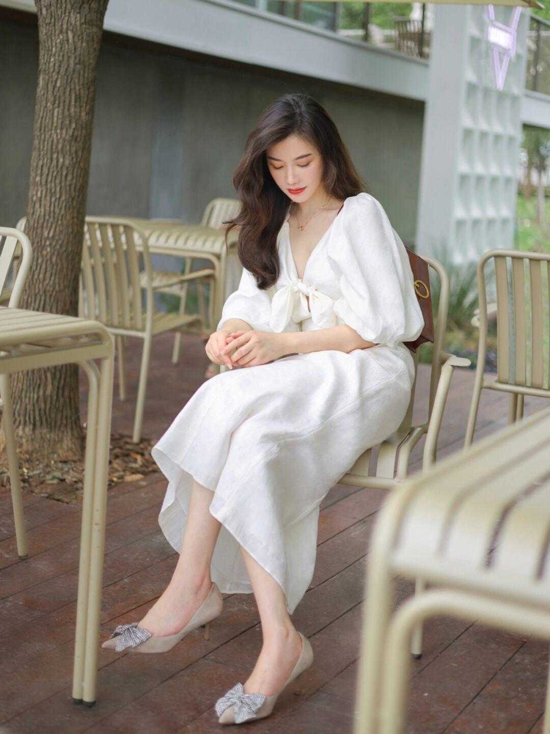 裙子 秋天,穿“小白裙”高级又清新,搭配西装外套干练洒脱,温柔时髦