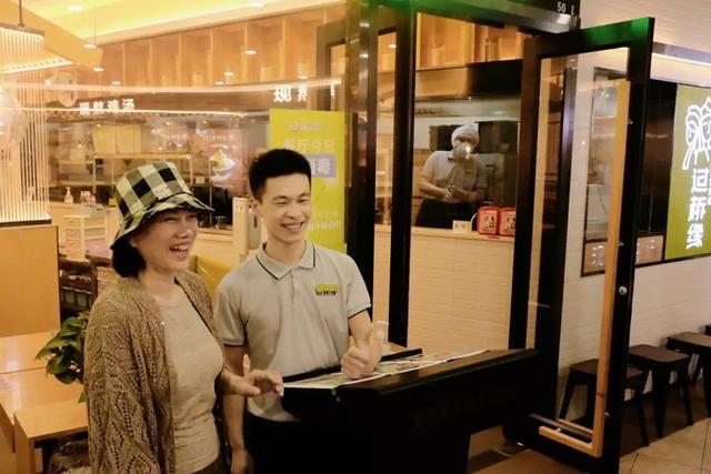 丝巾 董明珠越老越时髦,穿开衫配渔夫帽气质变温柔,走路依然是霸总范