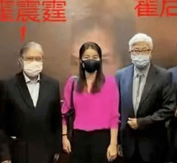 郭晶晶 郭晶晶真是豪门阔太典范！穿粉衬衫跟公公合影竟站C位，美成焦点