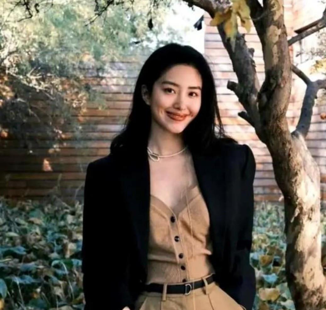 显得 杨采钰素颜装出现机场，穿浅绿色西服显少女，对肤色自信十足