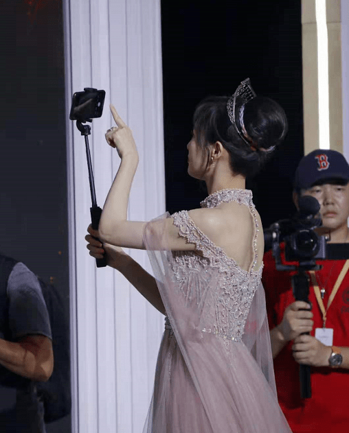 仙女 唐嫣真的是公主吧！穿碎钻仙女裙戴王冠贵气挡不住，幸福写在脸上