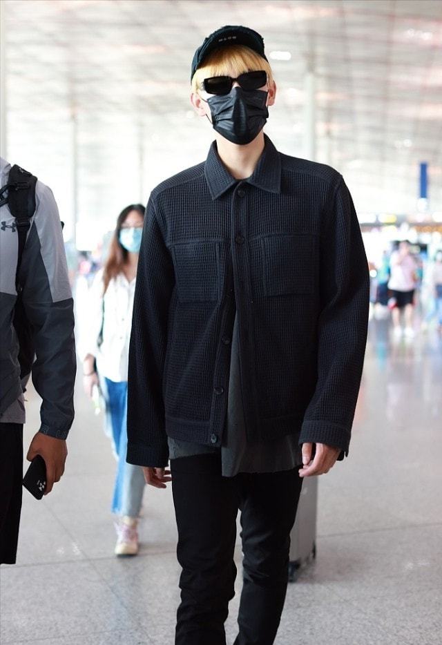 颜色 陈凯歌小儿子陈飞宇，私下穿着虽简单随性，但不缺时髦吸引力