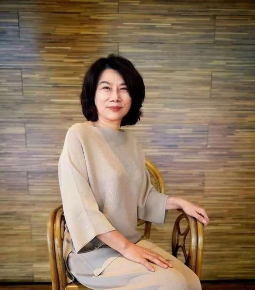 丝巾 董明珠越老越时髦,穿开衫配渔夫帽气质变温柔,走路依然是霸总范