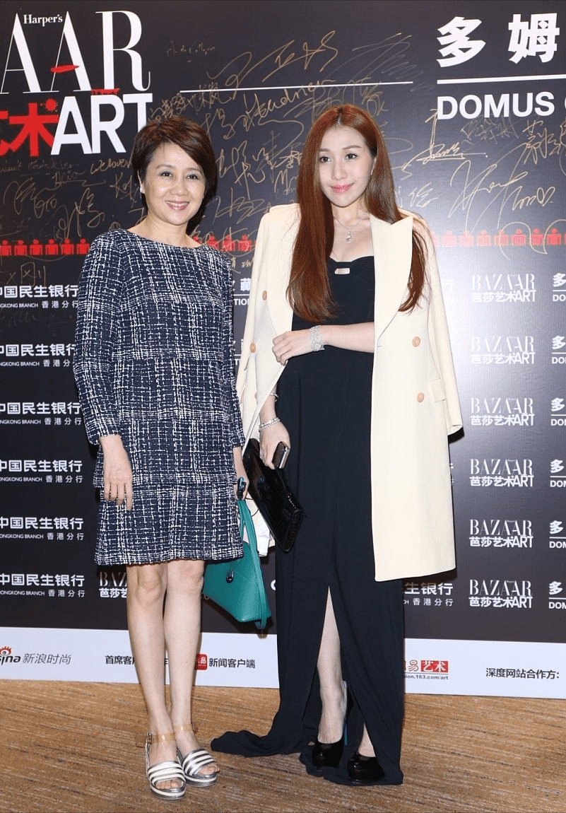 套装 四太梁安琪果然有赢家风范，套装裙装都显出气度，休闲风也霸气