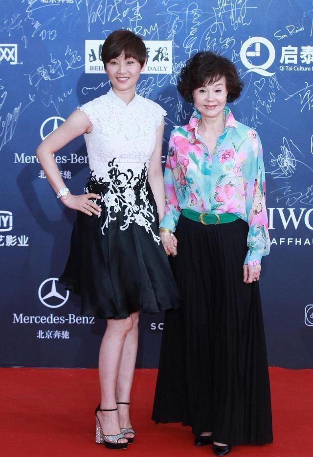 魅力 归亚蕾越老越耐看,穿花哨衣服也不显俗气,有了奶奶辈想要的优雅