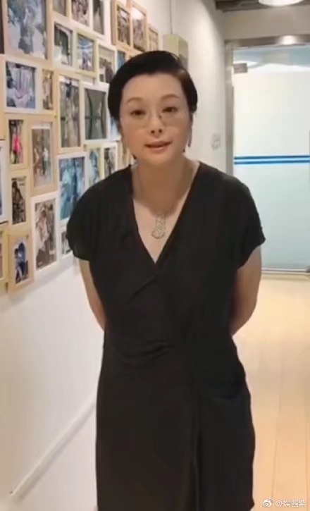 状态袁立罕见现身，没瘦身没修图，身材圆润出镜也大大方方没遮掩！