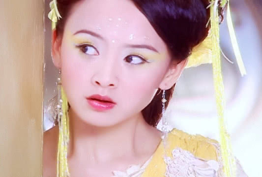 贾静雯 美人一袭黄衣,本以为赵丽颖、林心如够美,看到贾静雯:惊为天人