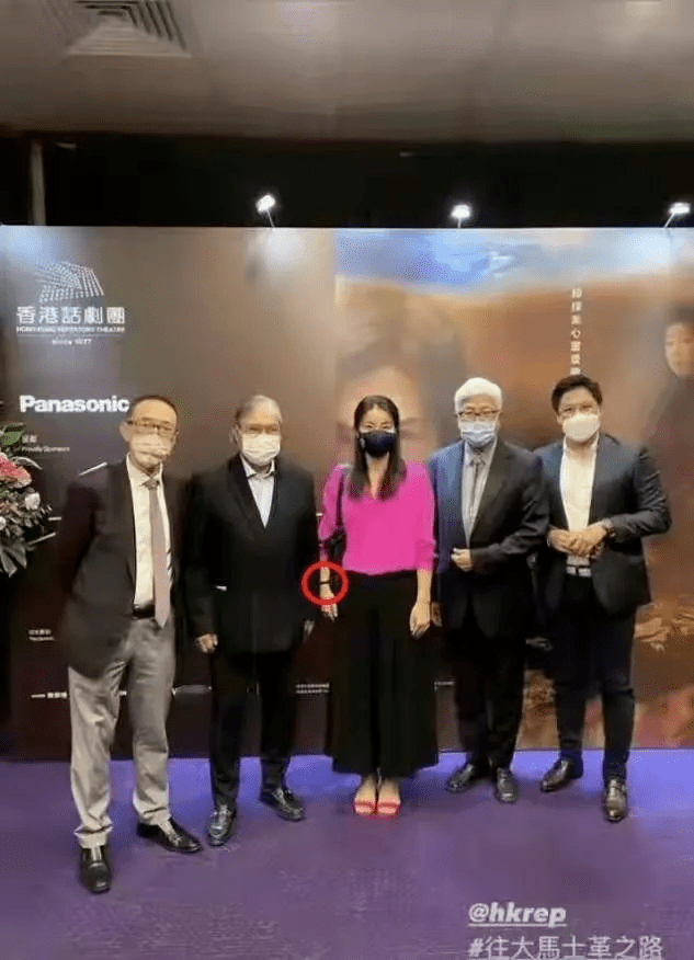 郭晶晶 郭晶晶真是豪门阔太典范！穿粉衬衫跟公公合影竟站C位，美成焦点