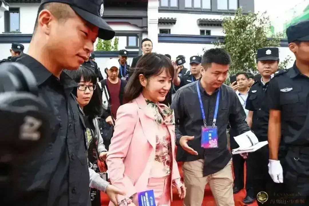 杨钰莹 50岁杨钰莹不愧是不老女神，穿粉西装少女感十足，好状态不输00后