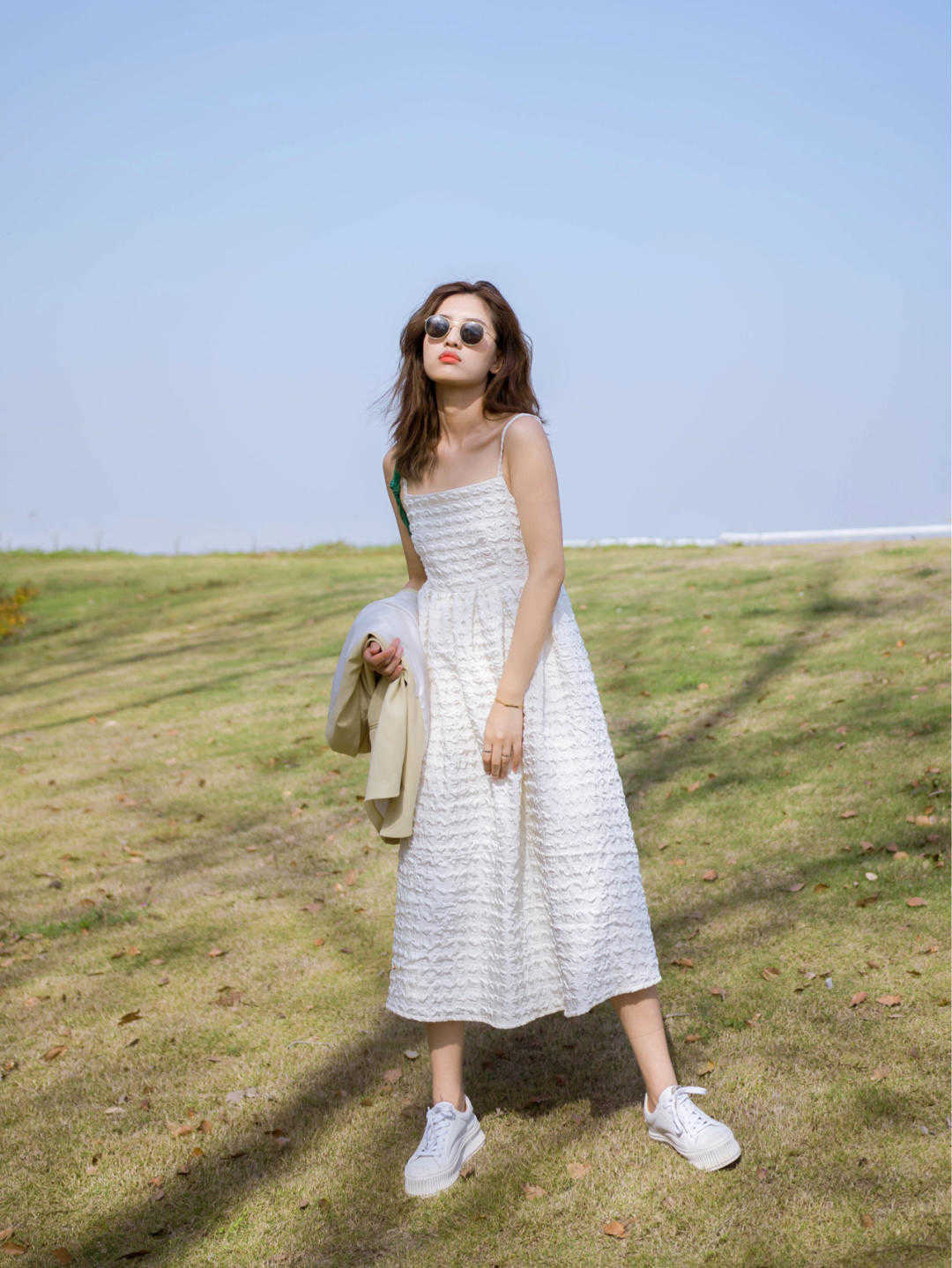 裙子 秋天,穿“小白裙”高级又清新,搭配西装外套干练洒脱,温柔时髦