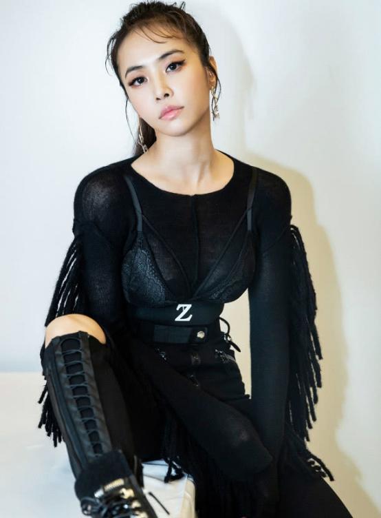 亮点 蔡依林这身拖布装真有亮点，大V领口更显比例，美的让人想仔细看