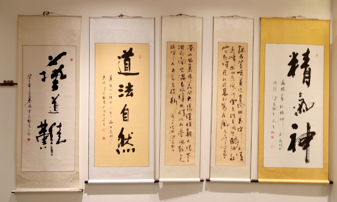 封面|情寄古城襄阳·墨韵汉江封面——梁发国2021书法作品展开幕