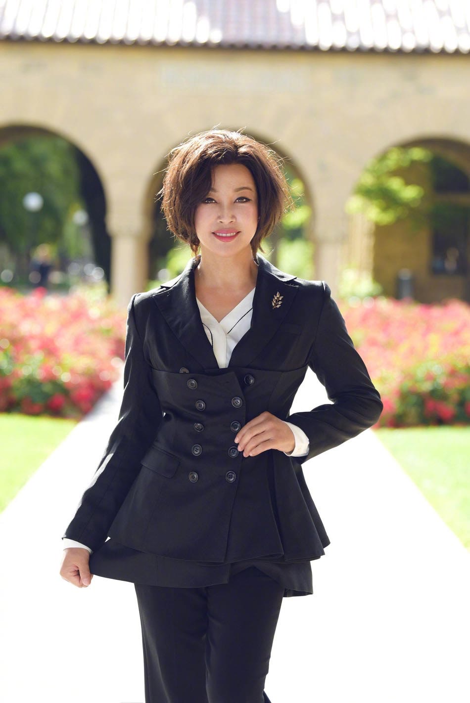 西装 刘晓庆越老越“招摇”,一身亮紫色西装华丽高级,气场确实挺强大