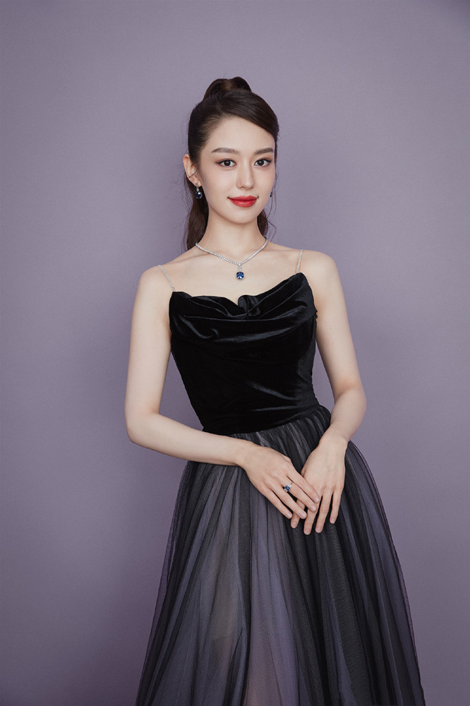 曲线美 吉娜再次穿针织衫走红毯，大领口剪裁“天鹅颈”抢镜，真有女人味