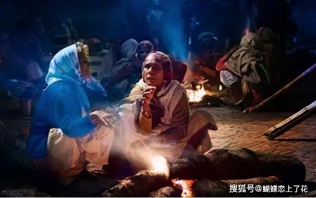 进行|古罗马人饮食文化背后的奢靡之风:为什么不坐着吃饭,非要斜躺?