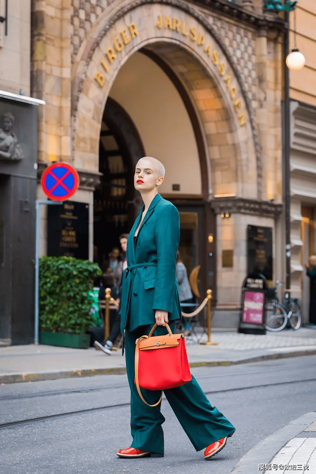 高跟鞋 小个子女生穿搭推荐：拖地裤，搭配高跟鞋显瘦还显高