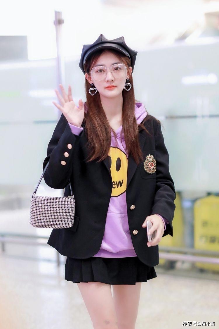 好身材 徐璐漫画腿又出没！穿蓝色格子衬衫走机场，好身材真是女星里罕见