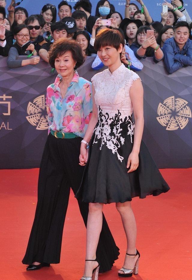 魅力 归亚蕾越老越耐看,穿花哨衣服也不显俗气,有了奶奶辈想要的优雅