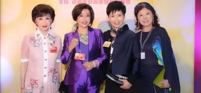 西装 刘晓庆越老越“招摇”,一身亮紫色西装华丽高级,气场确实挺强大
