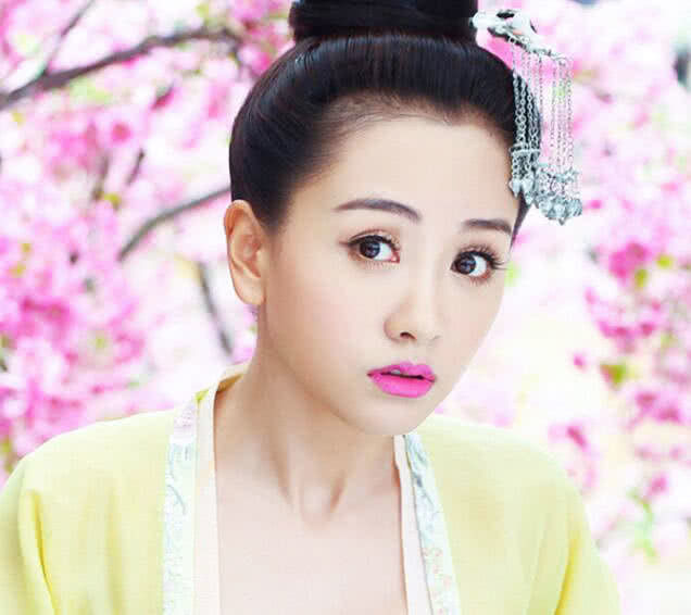 贾静雯 美人一袭黄衣,本以为赵丽颖、林心如够美,看到贾静雯:惊为天人