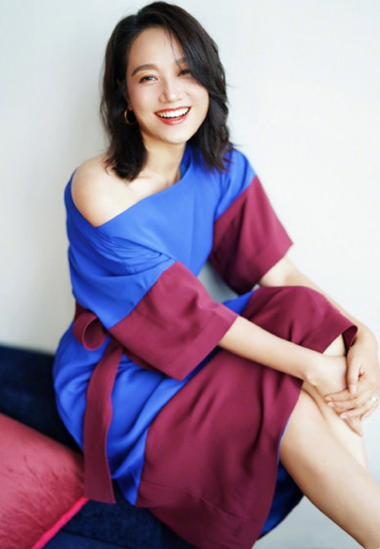 整体 “不擅记人名”的朱丹挺擅长穿搭，穿连衣裙大胆露肩，真自信呀