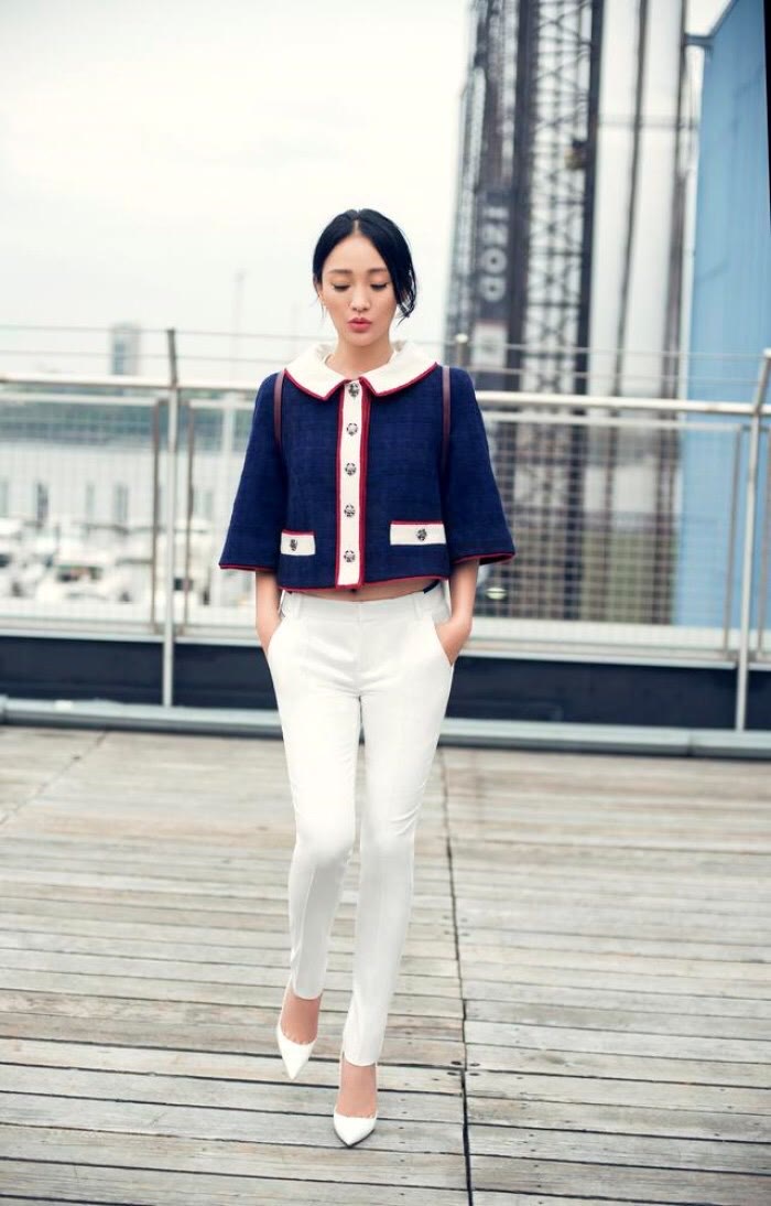 线条美 周迅盘奶奶头出席活动，休闲衫配自行车裤，生图又瘦又美太抗打