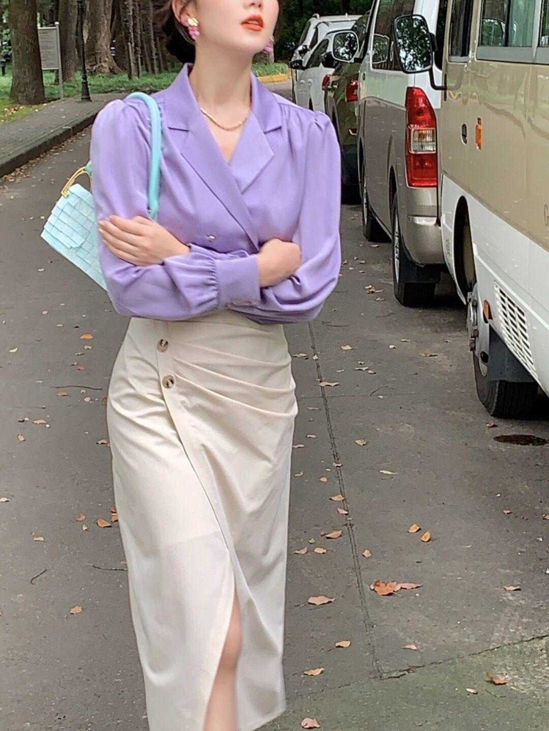 颜色 衬衫怎样搭复古又显气质？紫色衬衫搭配半身裙，时髦精致还温柔