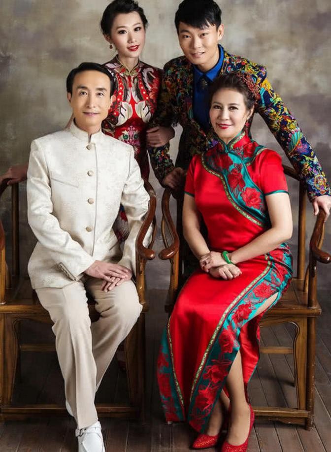 感觉 巩汉林妻子长相虽然挺普通，但穿上高级的衣服，感觉挺有气质的