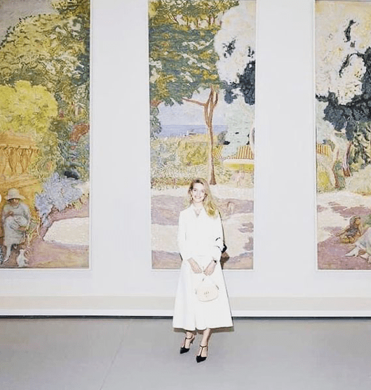 身材 LV太子爷夫妇甜蜜营业！水果娜白衣+白裙亮成一道光，不像当妈的