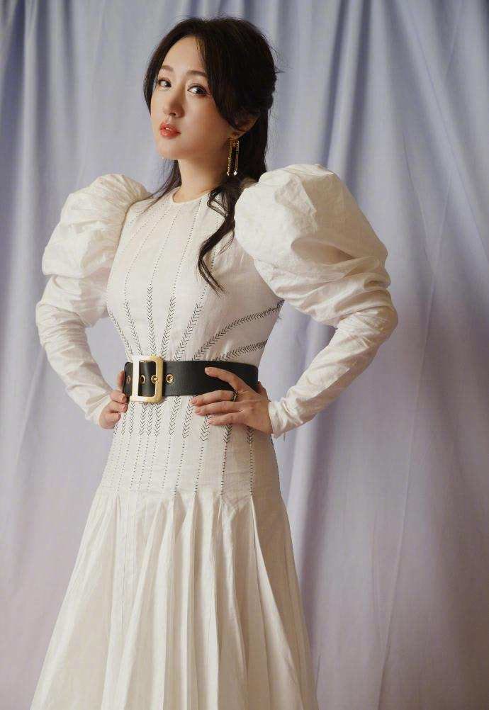 颜色 50岁杨钰莹不肯优雅老去，还穿泡泡袖公主裙扮少女，气质确实不错