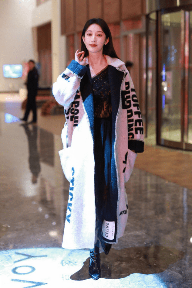 黑色 张俪169cm的身高真没浪费，超长大衣都完美驾驭，一般人都不敢穿