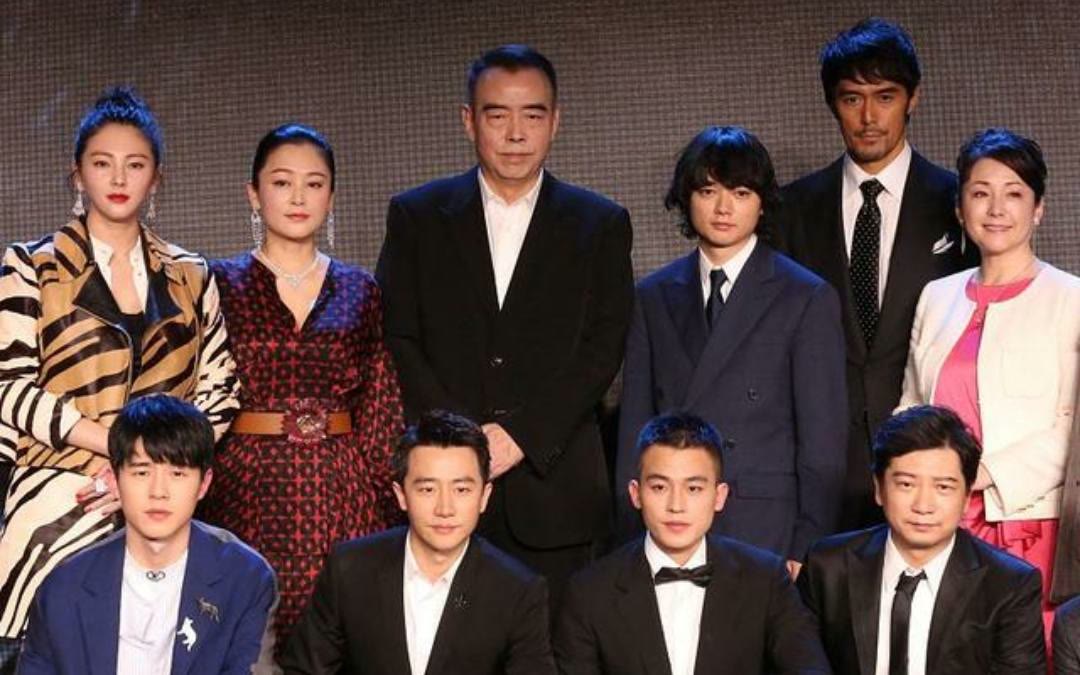 黑色 陈红不愧是“最美貂蝉”，穿黑色连体裤风韵犹存，配绿珠宝好惊艳