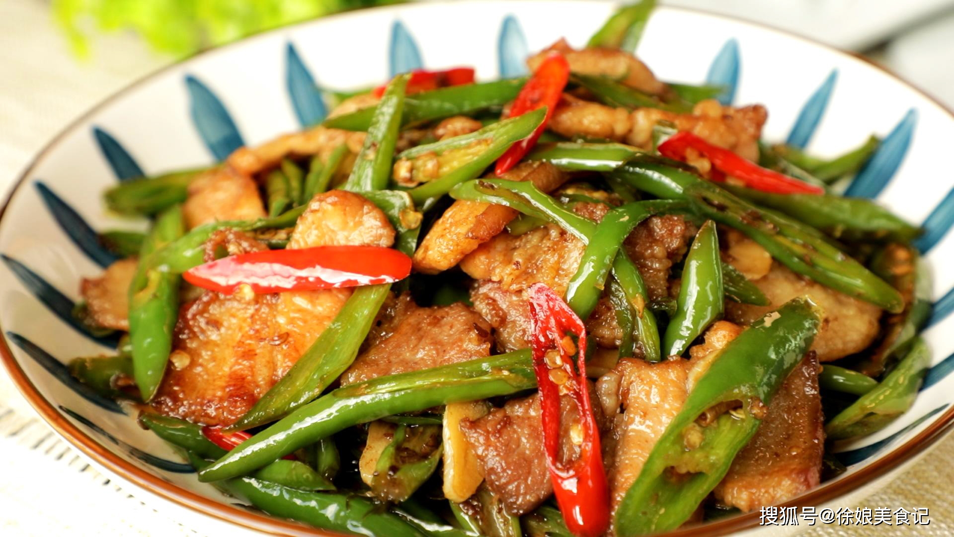 辣椒炒肉是湖南湘菜中最经典的一款家常土菜,几乎每家每户都会做都爱