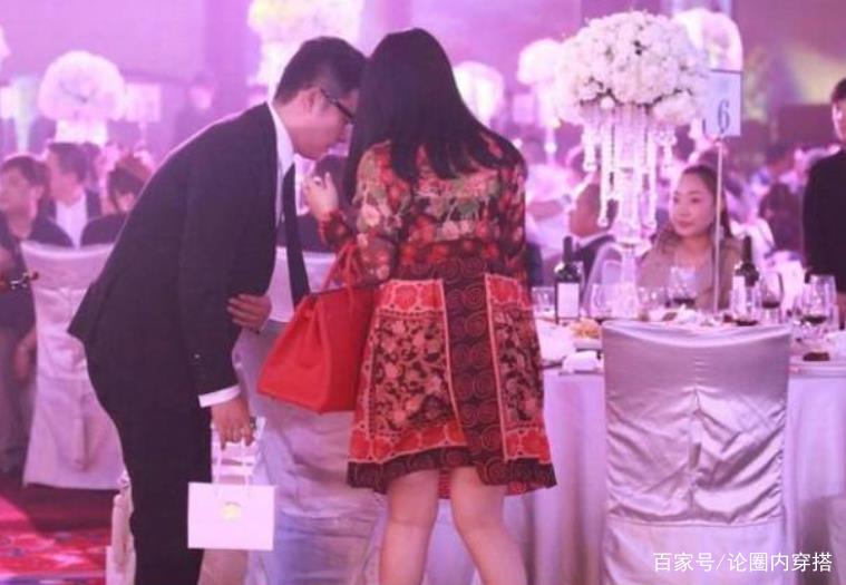 裙子 李湘穿衣太随意了,完全不考虑为自己减龄,一眼就能看出真实年龄