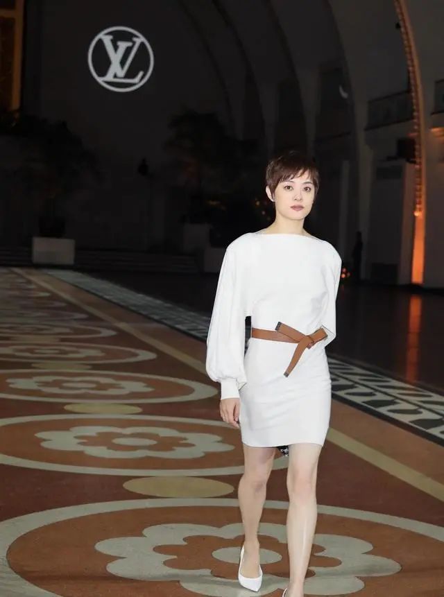 俏丽 孙俪穿白色连衣裙都出彩,优雅大气灵动俏丽,有品位就是不一样