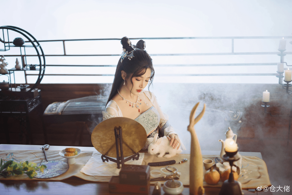 时装 18岁汉服美女COS性感嫦娥，玉兔变娇俏萝莉少女，网友：太香艳