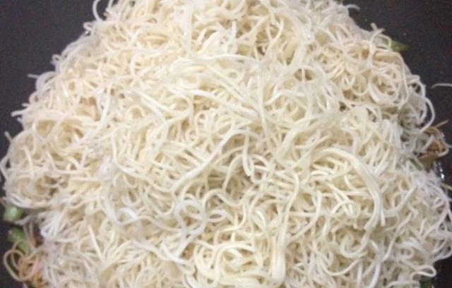 汤汁|做焖面老成坨?多加这一步,面条根根分明,口感更劲道