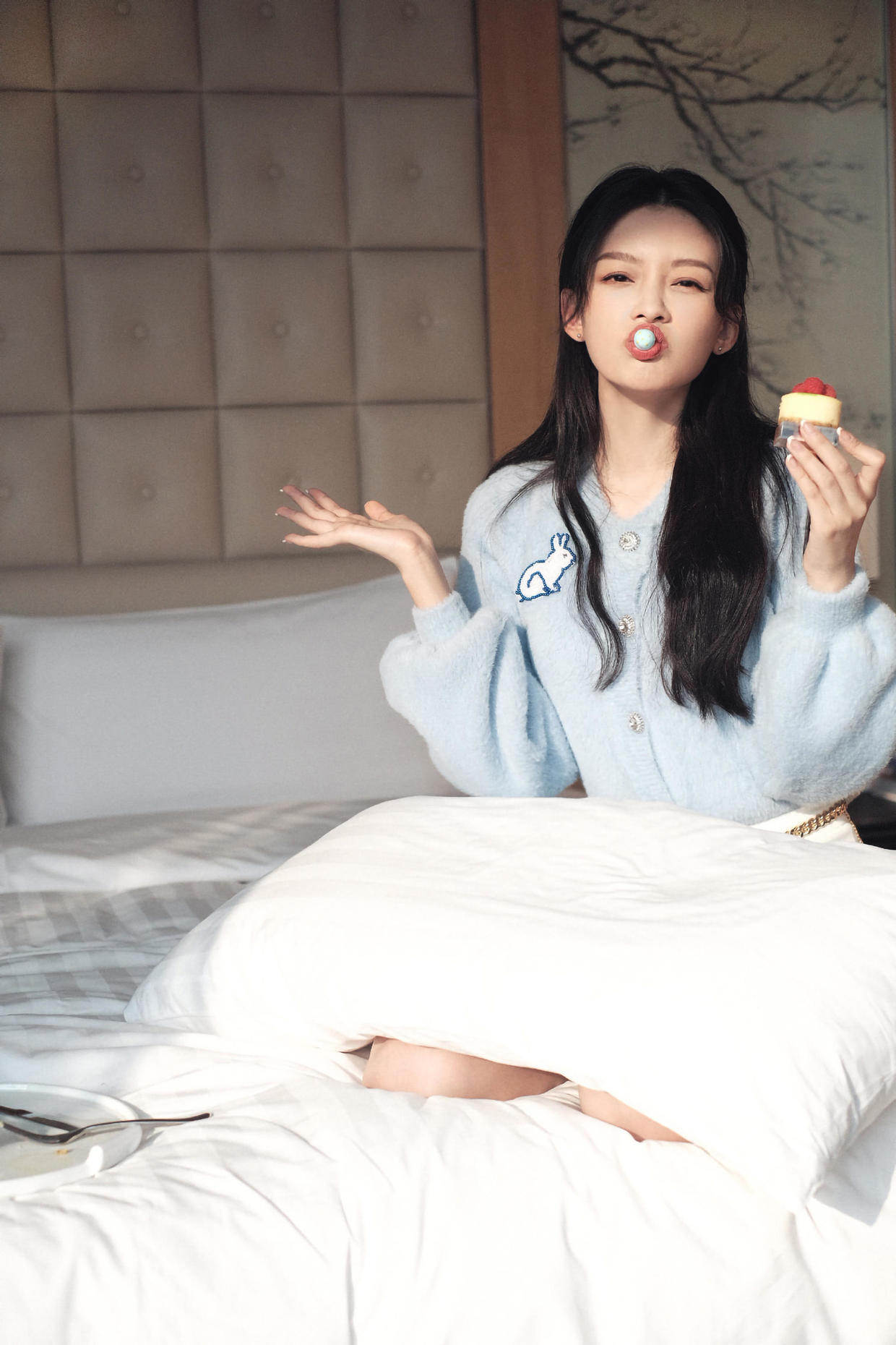孙怡 还是孙怡厉害，把普通的衬衫裙都穿出了窈窕身姿，长腿简直太抢镜