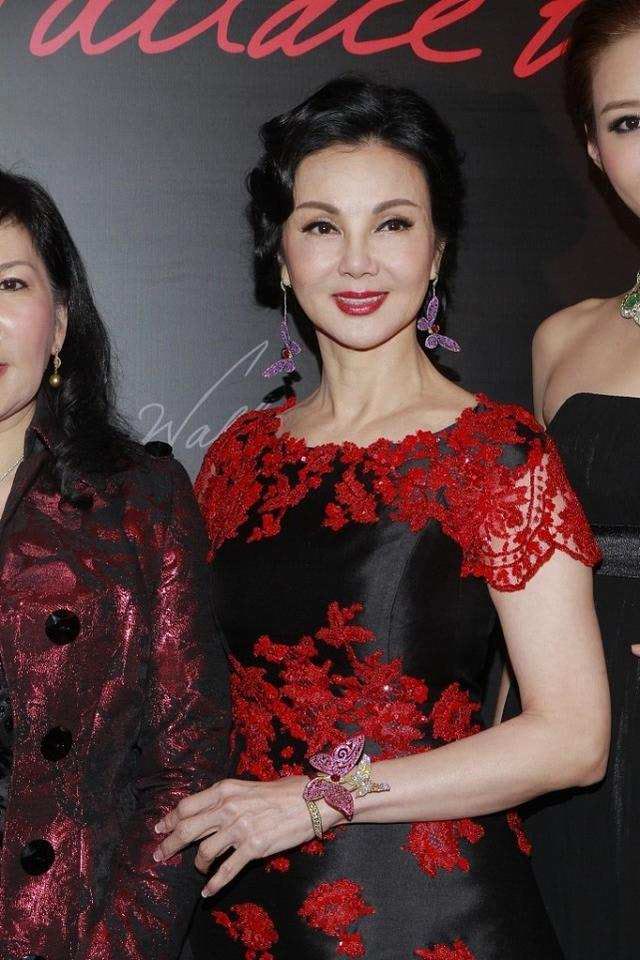 刺绣 谢玲玲老了更精致，穿刺绣连衣裙优雅高级，离开豪门仍有贵妇范