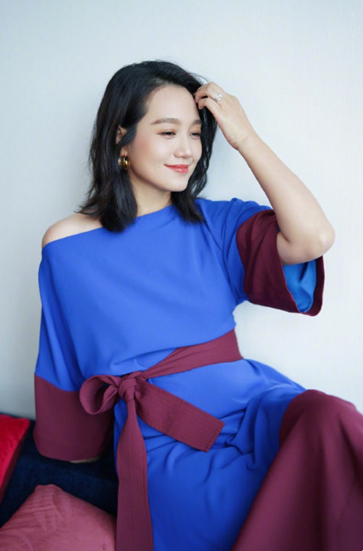 整体 “不擅记人名”的朱丹挺擅长穿搭，穿连衣裙大胆露肩，真自信呀