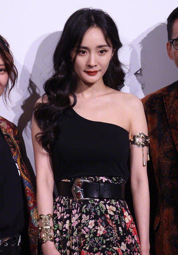 下半身 35岁杨幂生图也不能打了，高清镜头下毛孔粗大，高开叉裙秀小鸟腿