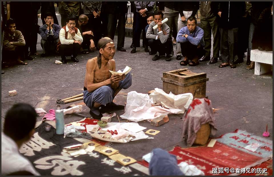 老照片1973年的香港大街上还有耍把式卖药的