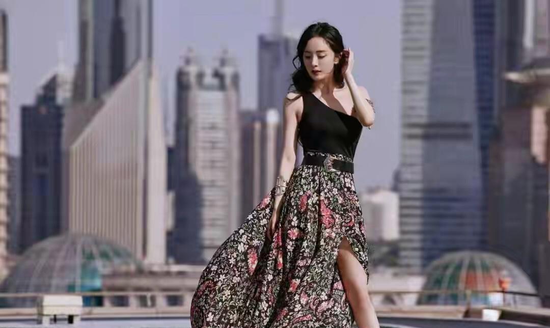 棕色 杨幂晚秋穿搭，长款涂鸦针织衫搭配束腰白T恤，全是穿搭小心机